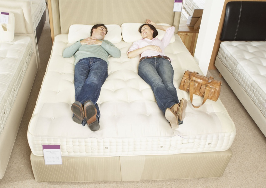 мужчина и женщина с сумкой лежат на матрасе и смотрят друг на друга