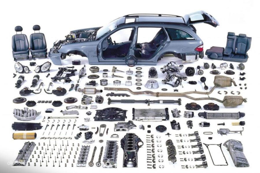 машина выложена из авто запчастей